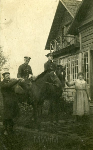 KKE 4697.jpg - Fot. Helena Jarzynowska (z domu Gasianiec) – I żona Karola Jarzynowskiego z żołnierzami, Janopol, 1912 r.